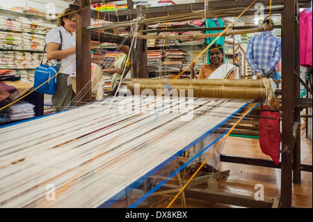 Süd Indien Kerala Cochin Kochi Jude Südstadt Frauen kooperative Spice Market Shop Shop weben weben Dame Webstuhl demo Stockfoto