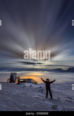 Frau gerne zur Abisko Sky Station in Abisko, Lappland, Schweden Stockfoto