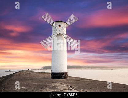 Leuchtturm-Windmühle mit dramatischen Sonnenuntergang Himmel, Swinemünde, Ostsee, Polen. Stockfoto