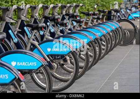 Eine Reihe von Barclays Fahrradverleih aufgereiht in einer Docking-Bucht in London, England, Vereinigtes Königreich. Stockfoto