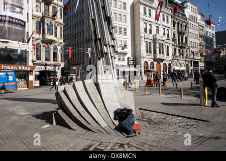 Ein Mann schläft auf Unabhängigkeit (Istiklal) Straße in Istanbul, Türkei. März 2014. Stockfoto