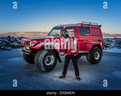 Mann vor einem modifizierten Jeep, Island Stockfoto