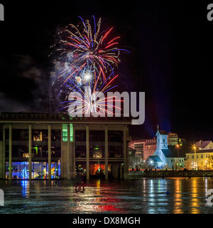 Feuerwerk an Silvester über den Teich in Reykjavik, Island Stockfoto