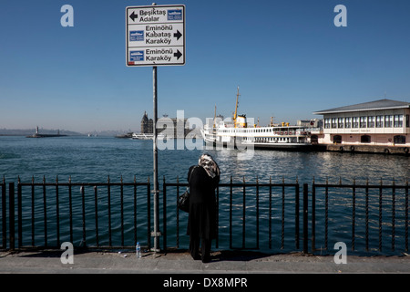 Eine verschleierte Frau blickte auf März 2014 in Kadiköy Bezirk Port auf der asiatischen Seite von Istanbul, Türkei. Stockfoto