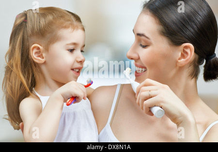 Mutter und Tochter putze mir die Zähne Stockfoto