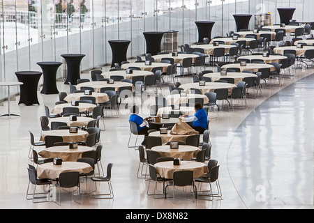 Detroit, Michigan - zwei Arbeiter in einem meist leeren Foodcourt in Cobo Hall des Detroiter Convention Centers. Stockfoto