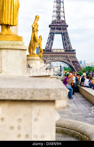 Paris, Frankreich - 2. August 2011: Der Eiffelturm ist vom Ort des Trocadero mit dem Fokus auf die goldene Statue angesehen. Stockfoto