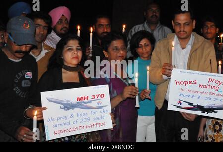 Amritsar, Indien 20. März 2014: Mitglieder der Akhil Bharatiya Menschenrechtsorganisation mit einer Kerze Licht Mahnwache für die Sicherheit der Passagiere des fehlenden malaysischen Ebene in Amritsar am Donnerstag. Das fehlende Flugzeug verschwand die 227 Passagiere und 12 Mannschaft, verblüffende internationale Rettungs- und Suchaktionen Teams, die keine Überreste gefunden haben vor einer Woche oder Hinweise in den Gewässern um Süd-Ost-Asien. Alle Passagiere und Besatzungsmitglieder sind derzeit in Untersuchung für mögliche Sabotage, obwohl keine Beweise für solche Aktivität gefunden wurde. (Foto von Prabhjot Gill/Pacific Press)