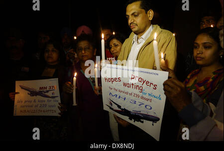 Amritsar, Indien 20. März 2014: Mitglieder der Akhil Bharatiya Menschenrechtsorganisation mit einer Kerze Licht Mahnwache für die Sicherheit der Passagiere des fehlenden malaysischen Ebene in Amritsar am Donnerstag. Das fehlende Flugzeug verschwand die 227 Passagiere und 12 Mannschaft, verblüffende internationale Rettungs- und Suchaktionen Teams, die keine Überreste gefunden haben vor einer Woche oder Hinweise in den Gewässern um Süd-Ost-Asien. Alle Passagiere und Besatzungsmitglieder sind derzeit in Untersuchung für mögliche Sabotage, obwohl keine Beweise für solche Aktivität gefunden wurde. (Foto von Prabhjot Gill/Pacific Press)