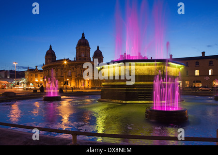 Die Queens Gardens Wasser-Brunnen und das Maritime Museum in Hull (Kingston-upon-Hull) in East Yorkshire in der Dämmerung... Stockfoto