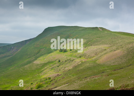 Blick entlang Mam Tor Derbyshire England mit stürmischen Himmel Stockfoto