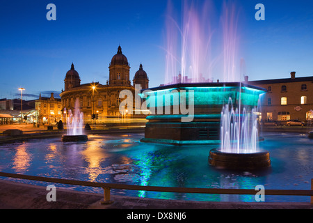 Die Queens Gardens Wasser-Brunnen und das Maritime Museum in Hull (Kingston-upon-Hull) in East Yorkshire in der Abenddämmerung. Stockfoto