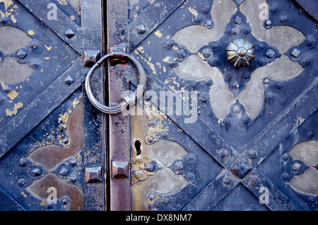 Antike Metalltür Fragment mit Ornamenten. Architektur-Hintergrund Stockfoto