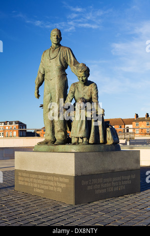 Neil Hadlock Statue über Einwanderung und die Stadt der Kingston-upon-Hull. Hull Marina, East Yorkshire. März 2014. Stockfoto