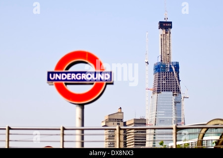 Das Londoner U-Bahn-Logo, namens The Rondell steht im Vordergrund. Konzentrieren Sie sich auf den Hintergrund. Stockfoto