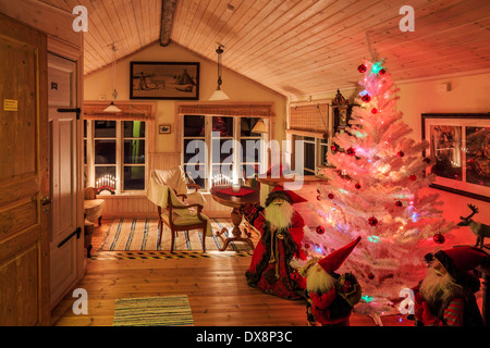 Innenraum des Wardshuset Gästehaus am Weihnachten, Kangos, Lappland, Schweden Stockfoto