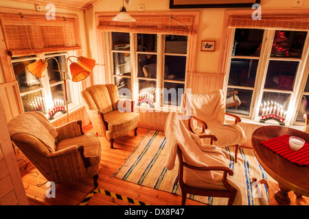 Wohnzimmer in der Wardshuset Guest House, Kangos, Lappland, Schweden Stockfoto