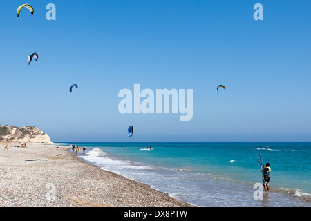 Lernen, wie man Kitesurfen am Avdimou Beach Zypern Stockfoto