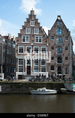 Traditionelle niederländische Häuser Lagern von Canalside mit Boot Amsterdam Niederlande Stockfoto