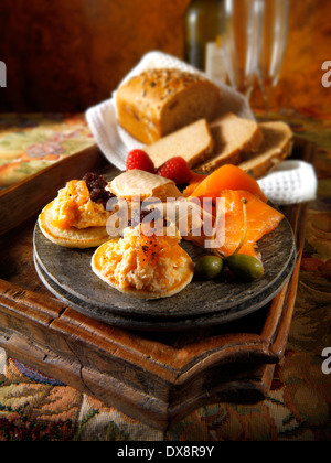 Räucherlachs und Rührei auf Schwarzbrot Stockfoto