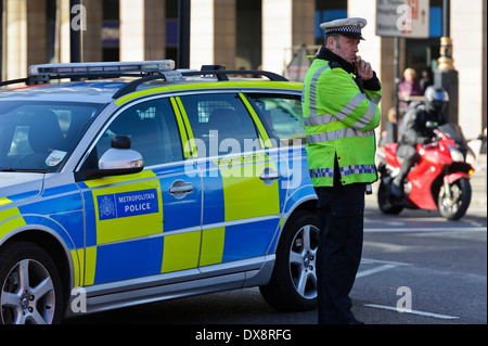 Moderne Metropolitan Traffic Police Car Verbarrikadierung der Straße Verkehr durch mit einem Offizier stand es stoppen Seite, London. Stockfoto
