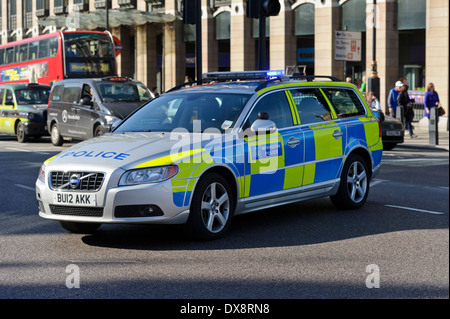 Moderne Metropolitan Traffic Police Car Verbarrikadierung der Straße Verkehr durch stoppen, London, England, Vereinigtes Königreich. Stockfoto