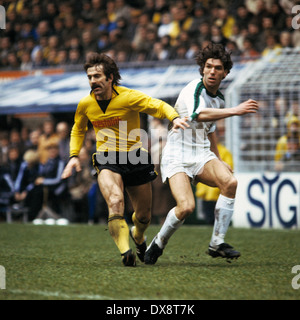 Fußball, Bundesliga, 1978/1979, Westfalenstadion, Borussia Dortmund vs. Borussia Mönchengladbach 1:1, Szene des Spiels, Peter Geyer (BVB) links und Frank Schaeffer (MG) Stockfoto