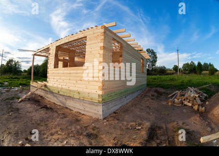 Neuen Wohnungsbau nach Hause Rahmung vor blauem Himmel Stockfoto