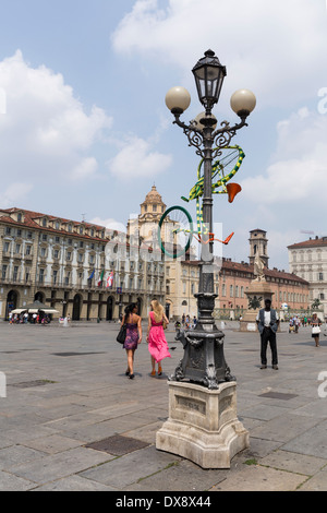 Bunte Fahrrad hängen von einer Straßenlaterne in Piazza Castello, Turin, Italien Stockfoto