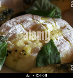 Gebackener Camembert Käse serviert mit Bratkartoffeln in Villars, Schweiz. Stockfoto