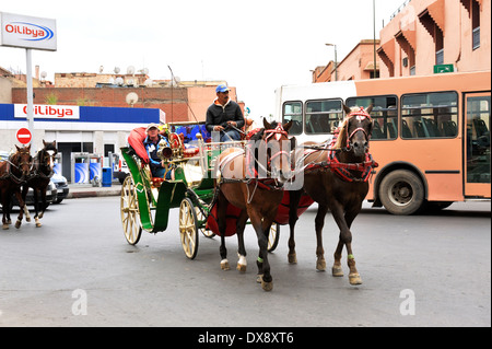 Kutsche mit Pferden in der Stadt, Marrakesch, Marokko Stockfoto