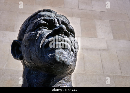 Nelson Mandela Büste South Bank London - Ian Walters – Bronze. Befindet sich auf der Londoner South Bank Stockfoto