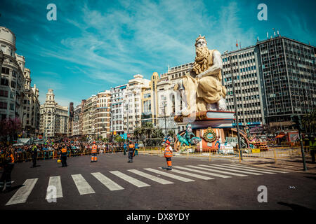 Valencia, Spanien. 19. März 2014: Moses, der 14, 80 m hohen zentralen Skulptur von kommunalen Falla "die zehn Gebote eine valencianische" von Künstler Manolo García mit Blick auf das Rathaus Platz Credit: Matthi/Alamy Live-Nachrichten Stockfoto