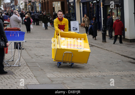 Chesterfield fliehen Markt, Obst und Gemüse. Derbyshire, UK. DHL-Kurier Service-Point In der Stadtmitte schieben. Stockfoto