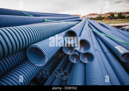 Stapel von blauem PVC-Rohren für unterirdische Eletrical Kabel-Infrastruktur Stockfoto