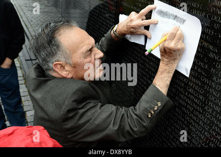 Washington DC, USA. 19. März 2014. Ehrenmedaille Empfänger Armee Master Sgt. Jose Rodela Schablonen den Namen eines Freundes aus Vietnam Veterans Memorial 19. März 2014 in Washington, D.C. Credit: Planetpix/Alamy Live News Stockfoto