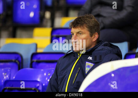 Warrington, UK. 20. März 2014. Warrington Head Coach Tony Smith Uhren von der Tribüne während der Super-League-Spiel zwischen Warrington Wolves V Wigan Warriors im Halliwell Jones Stadium. © Aktion Plus Sport/Alamy Live-Nachrichten Stockfoto