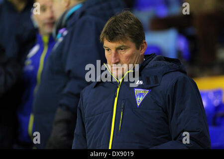 Warrington, UK. 20. März 2014. Warrington Head Coach Tony Smith sieht nachdenklich, als er während der Super-League-Spiel zwischen Warrington Wolves V Wigan Warriors im Halliwell Jones Stadium von der Tribüne aus beobachtet. © Aktion Plus Sport/Alamy Live-Nachrichten Stockfoto