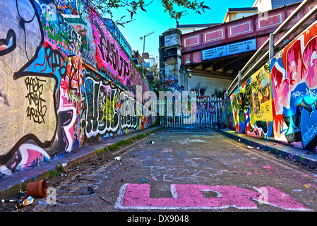 Leake Street, auch bekannt als die "Banksy Tunnel" oder "Graffiti-Tunnel", ist eine Straße in Lambeth, London Stockfoto