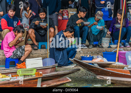 Bangkok, Thailand - 30. Dezember 2013: Menschen essen Amphawa Bangkok schwimmenden Markt in Bangkok, Thailand am 30. Dezember 2013 Stockfoto