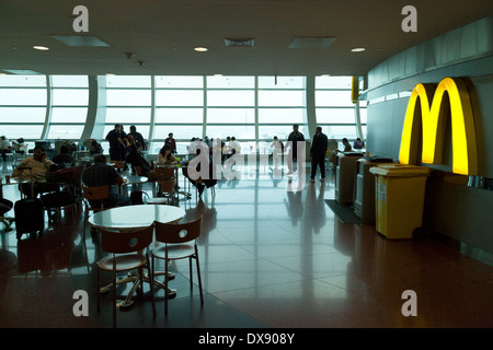 McDonalds, Flughafen Dubai, Vereinigte Arabische Emirate, Vereinigte Arabische Emirate, Naher Osten Stockfoto