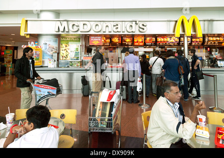 McDonalds Restaurant Café, terminal, Flughafen Dubai Vereinigte Arabische Emirate, Vereinigte Arabische Emirate Naher Osten Stockfoto