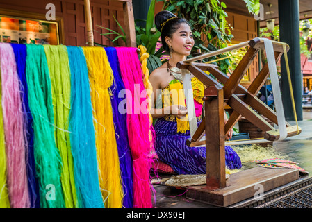 Bangkok, Thailand - 28. Dezember 2013: Frau Spinnen Seide im Jim Thompson House Museum in Bangkok, Thailand am 28. Dezember 2013 Stockfoto