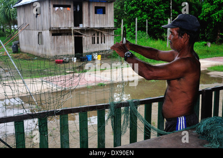 Reparatur von Netzwerken in SANTA ROSA Island. Abteilung von Loreto. Peru Stockfoto