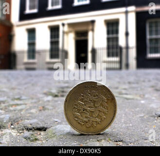 London, UK. 19. März 2014.  Ein Pfund-Münze auf der Straße außerhalb Nummer 11 Downing Street am Budget. Eine neue ein Pfund-Münze wird voraussichtlich in 2017 in Umlauf gebracht werden. Bild: Paul Marriott Fotografie/Alamy Live-Nachrichten Stockfoto