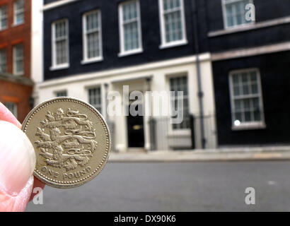 London, UK. 19. März 2014.  Ein Pfund-Münze auf der Straße außerhalb Nummer 11 Downing Street am Budget. Eine neue ein Pfund-Münze wird voraussichtlich in 2017 in Umlauf gebracht werden. Bild: Paul Marriott Fotografie/Alamy Live-Nachrichten Stockfoto