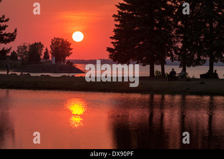 Sommer Sonnenuntergang im Park. Die Sonne geht über den Ottawa River und spiegelt sich in den künstlichen Teich, im Park-Mittelpunkt Stockfoto