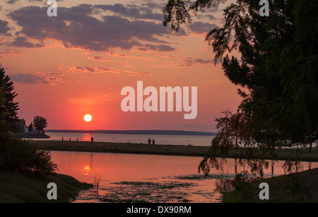 Sommer Sonnenuntergang im Park. Die Sonne geht über den Ottawa River und spiegelt sich in den künstlichen Teich, im Park-Mittelpunkt Stockfoto