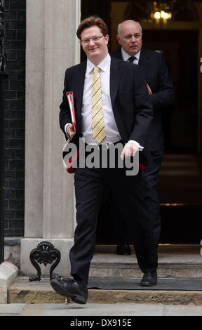 London, UK. 19. März 2014.  Hauptsekretärin zum Fiskus Danny Alexander ist alles Lächeln nach dem Verlassen der Kabinettssitzung am Nummer 10 Downing Street vor dem Kanzler des Finanzministeriums, George Osborne liefert seiner Haushaltsrede im House Of Commons. Bild: Paul Marriott Fotografie/Alamy Live-Nachrichten Stockfoto