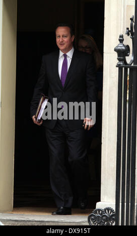 London, UK. 19. März 2014.  Premierminister David Cameron ist alles Lächeln nach dem Verlassen der Kabinettssitzung am Nummer 10 Downing Street vor dem Kanzler des Finanzministeriums, George Osborne liefert seiner Haushaltsrede im House Of Commons. Bild: Paul Marriott Fotografie/Alamy Live-Nachrichten Stockfoto